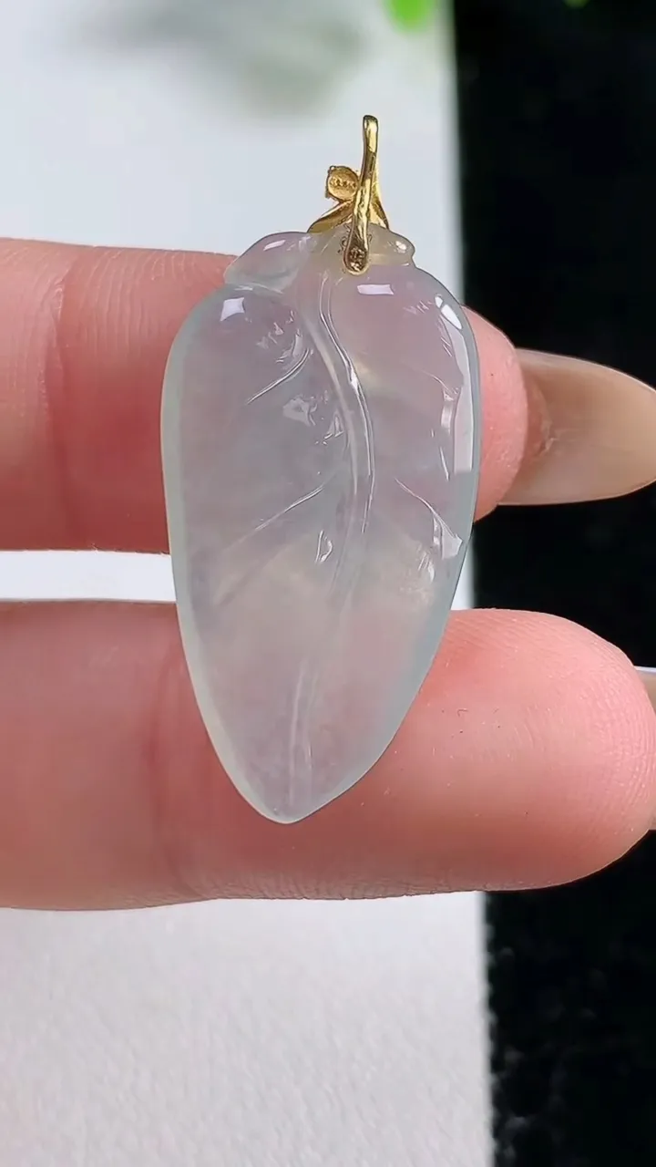天然A货翡翠金枝玉叶 叶子吊坠，尺寸27.6-15-3，重量:2.57g
10月30日