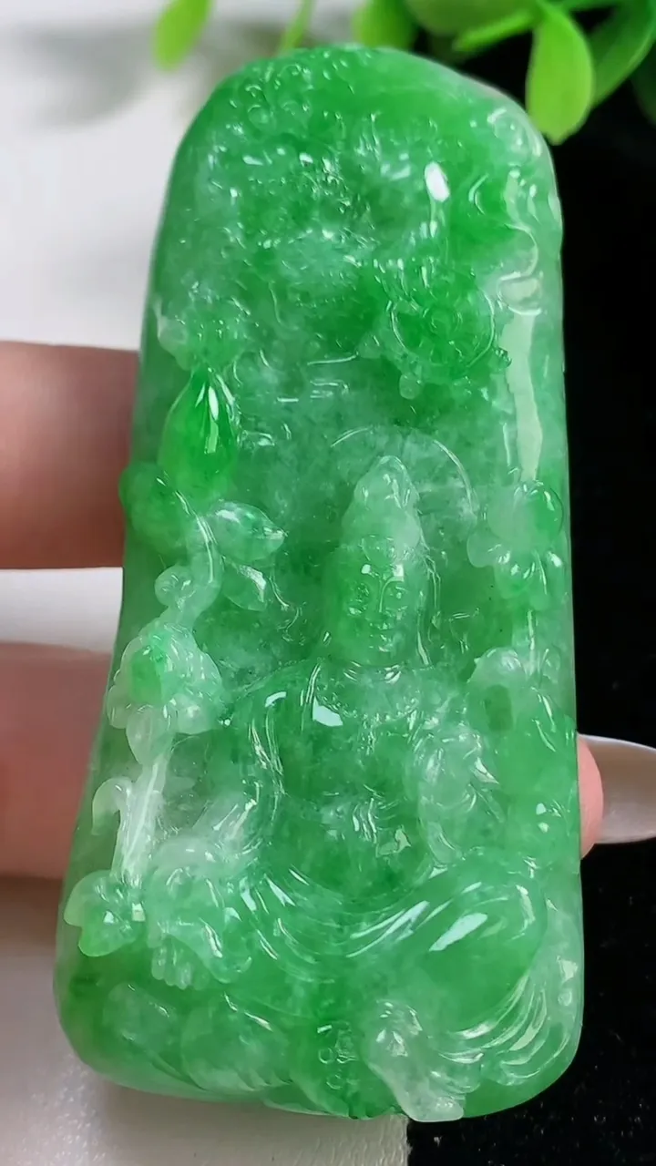 天然A货翡翠大势至观音菩萨吊坠，尺寸72-34-12，重:60.49g
10月30日