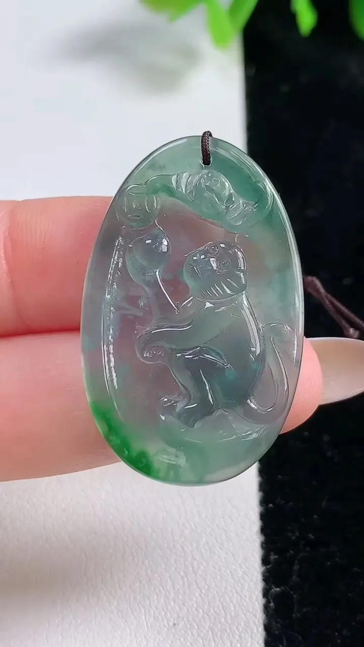 天然A货翡翠生肖猴吊坠，尺寸36.5-22.3-3.4，重量:5.18g
10月30日