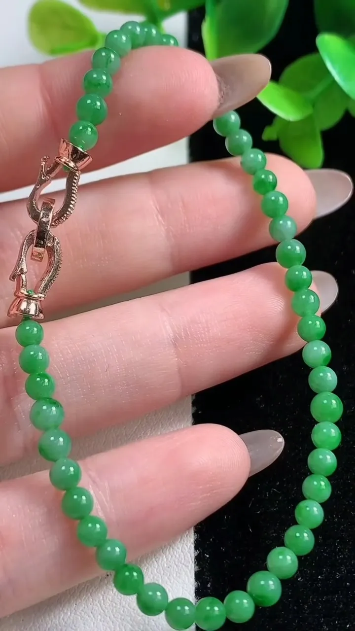 天然A货翡翠小米珠手串，尺寸3.7-45颗，重量:5.71g10月30日
工厂直销收藏佳品,种好水足，色泽均匀，有种有色，上手高大气！