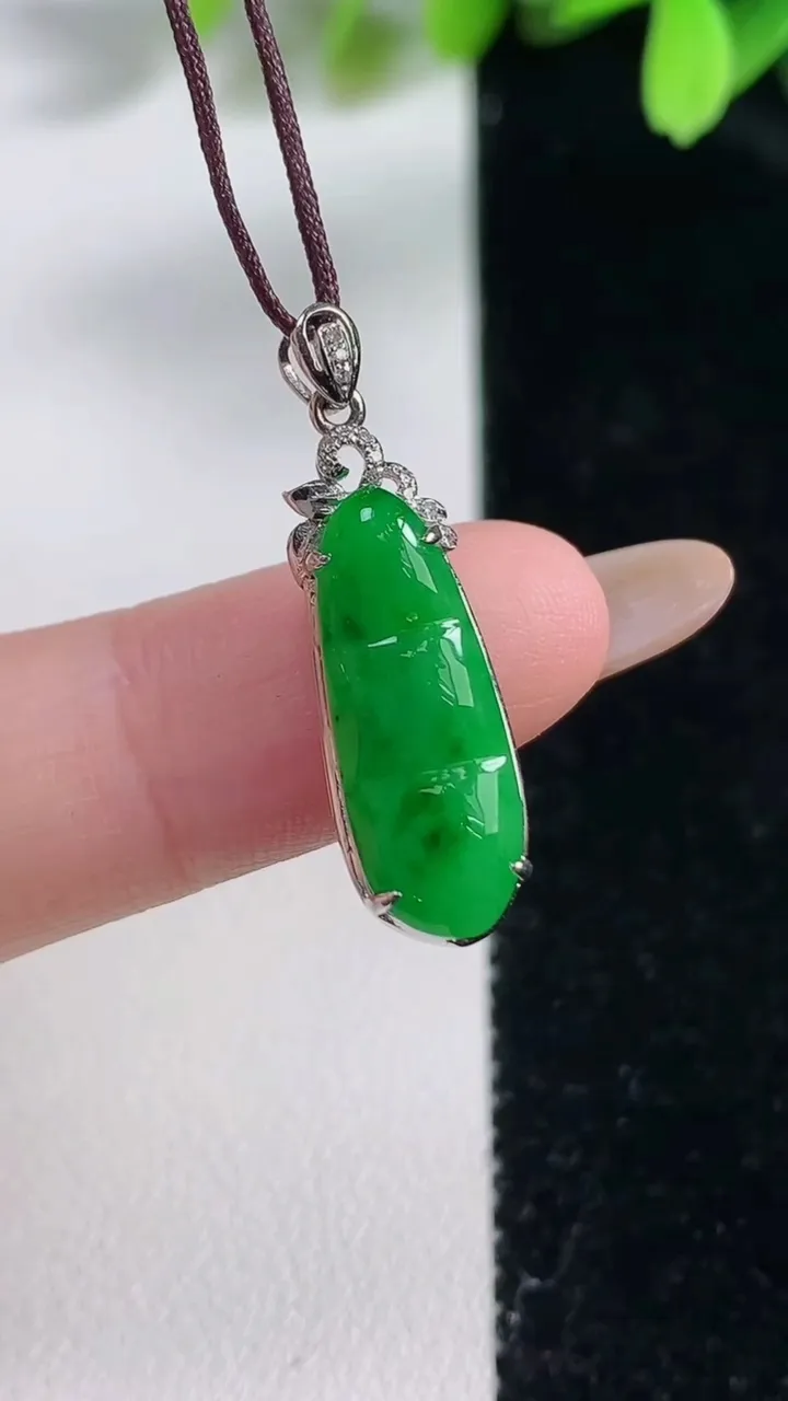 天然A货翡翠福豆吊坠，尺寸 27.3-8.3-4.6，裸石20-7.3重:1.72g
10月30日