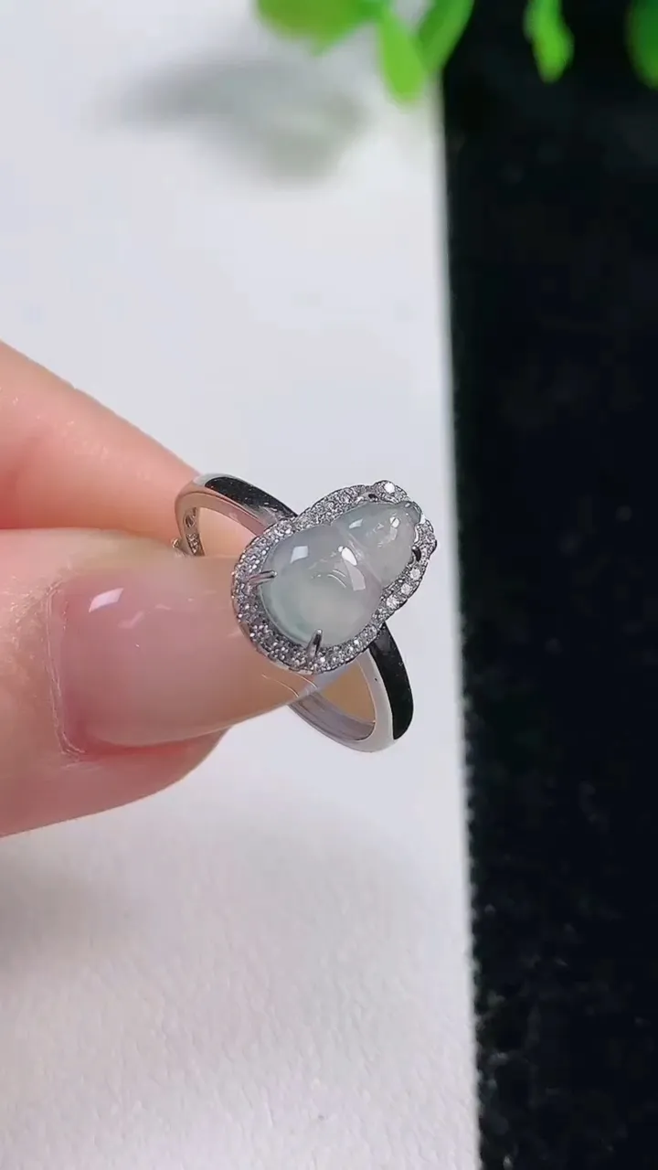 天然A货翡翠种飘花葫芦戒指，尺寸9.7-6.2，重量:1.74g2025年10月30日
工厂直销收藏