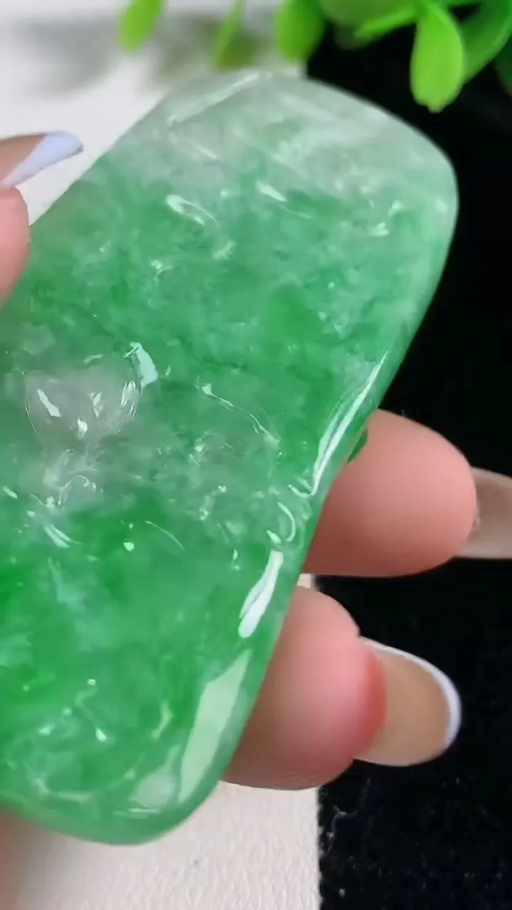 天然A货翡翠大势至观音菩萨吊坠，尺寸72-34-12，重:60.49g
10月30日