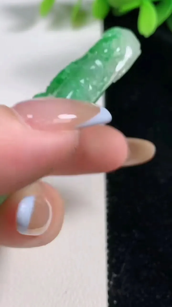 天然A货翡翠大势至观音菩萨吊坠，尺寸72-34-12，重:60.49g
10月30日