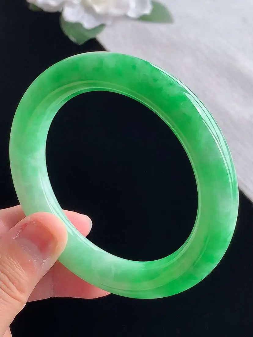 a货翡翠老坑冰种飘绿圆条手镯55-56圈口  尺寸55.5×11mm 重量67.58g 1028