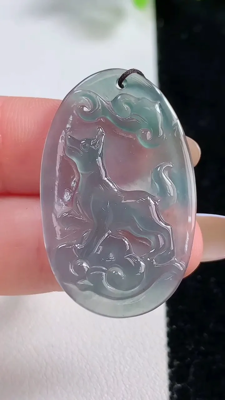 天然A货翡翠生肖狗吊坠，尺寸37-22.9-2.6，重量:4.07g
10月30日