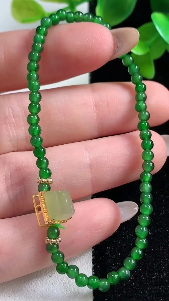天然A货翡翠小米珠手串，尺寸3.2-58颗，重量:5.43g10月30日
工厂直销收藏佳品,种好水足，色泽均匀，有种有色，上手高大气！