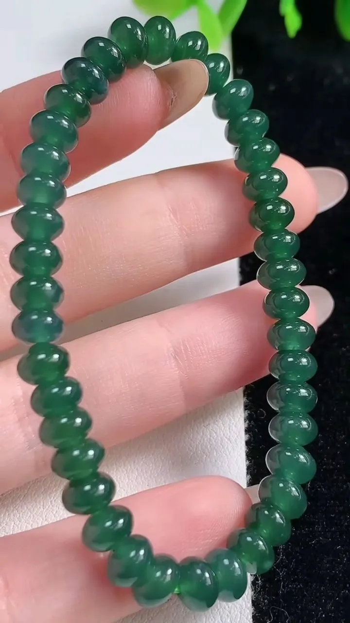 天然A货翡翠种蓝水算盘珠手串，尺寸6.3-4.8-40颗，重量:14.24g10月30日
工厂直销收藏佳品,种好水足，色泽均匀，有种有色，上手高大气！