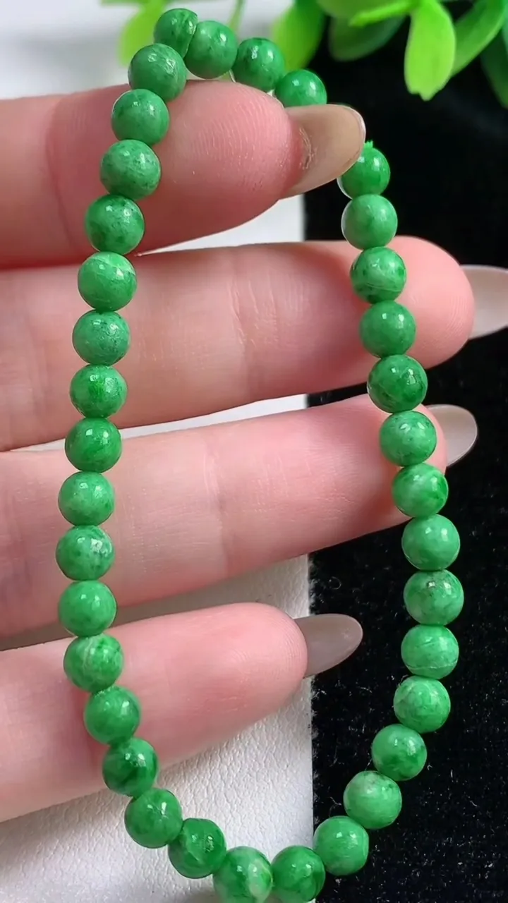 天然A货翡翠圆珠手串，尺寸5.5-34颗，重:7.53g10月30日
工厂直销收藏佳品,种好水足，色泽均匀，有种有色，上手高大气！