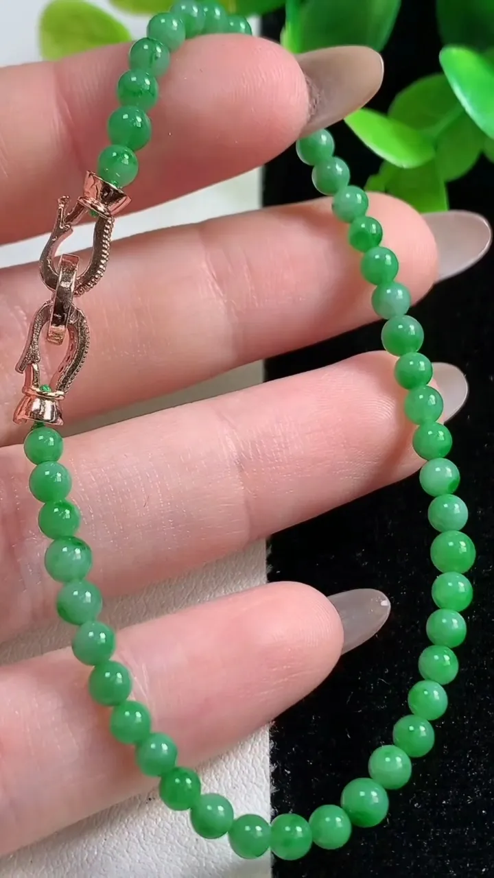 天然A货翡翠小米珠手串，尺寸3.7-45颗，重量:5.71g10月30日
工厂直销收藏佳品,种好水足，色泽均匀，有种有色，上手高大气！