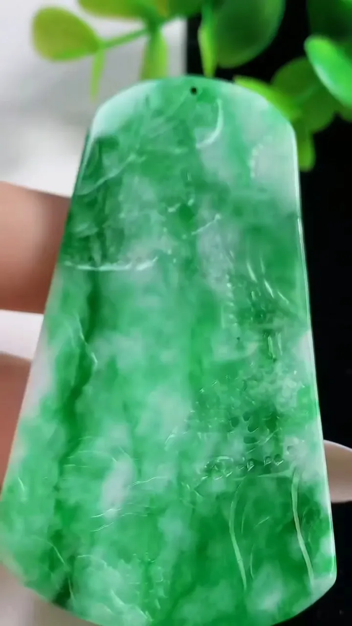 天然A货翡翠山水牌吊坠，尺寸67-27.2-5，重量:25.34g
10月30日