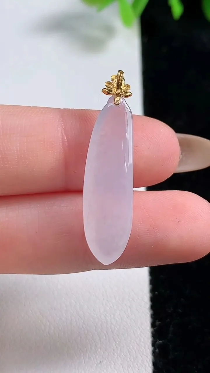 天然A货翡翠种白冰福瓜吊坠，尺寸27.4-8.4-4.9，重量:2.38g
10月30日