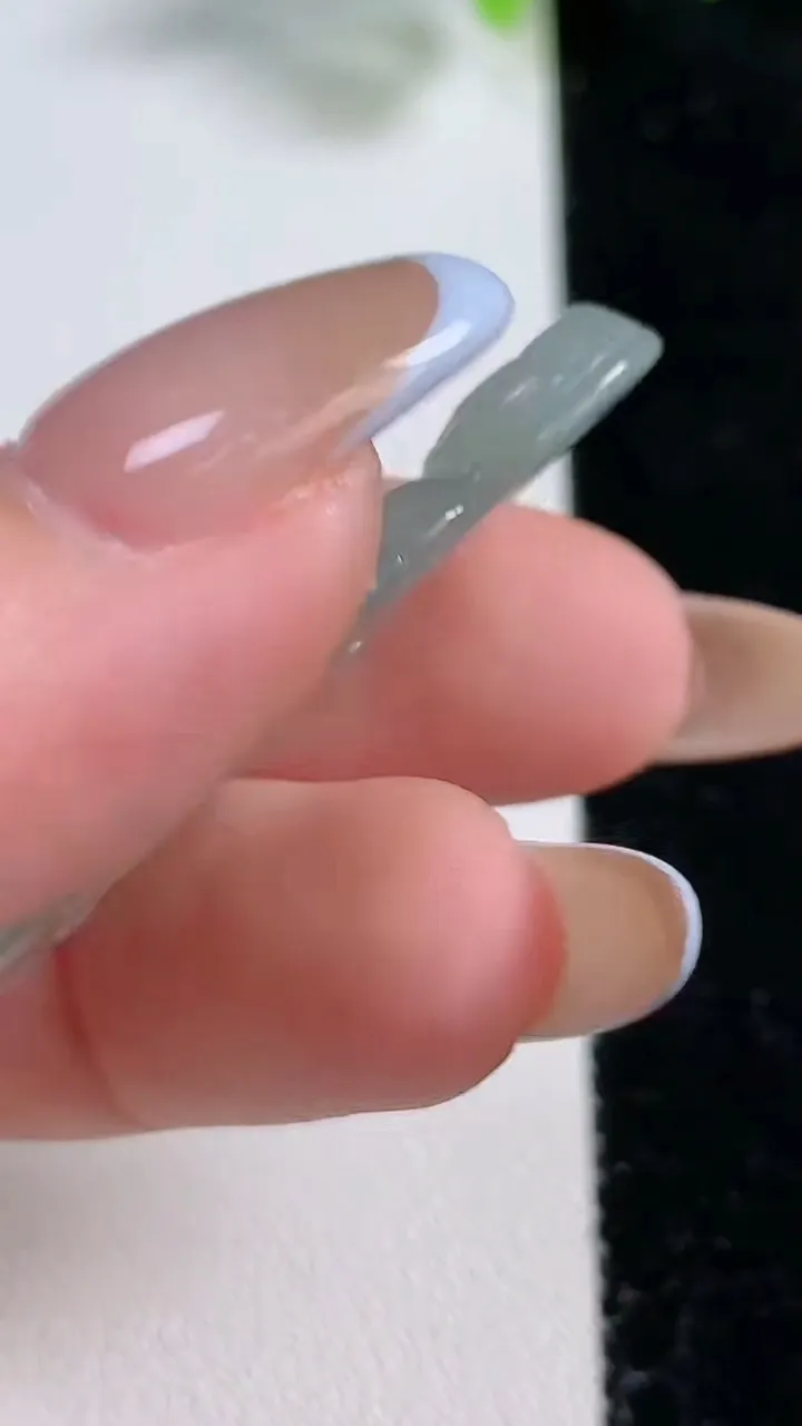 天然A货翡翠观音菩萨吊坠，尺寸41-16-3.5，重量:4.77g
10月30日