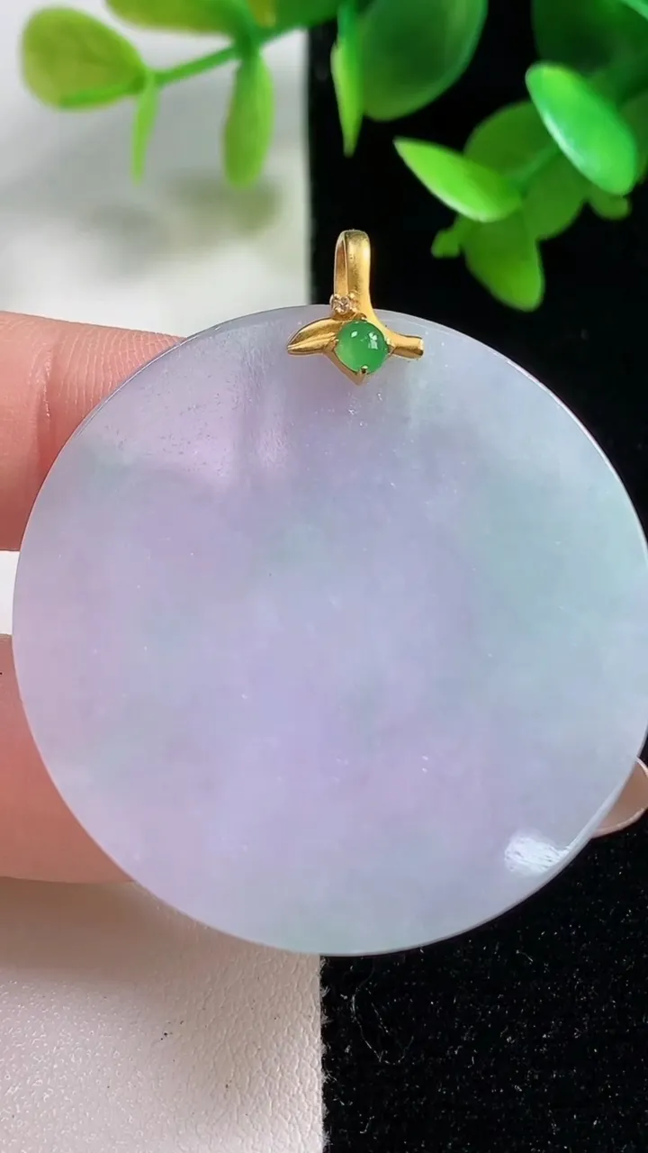 天然A货翡翠种春带彩 紫罗兰无事牌吊坠，尺寸40.4-3，重量:15.03g
10月30日