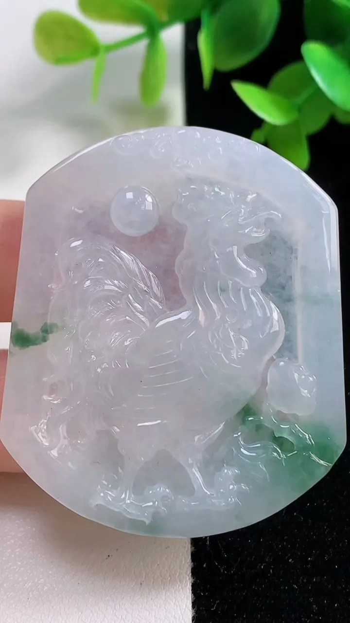 天然A货翡翠冰种飘花生肖鸡吊坠，尺寸50.2-42.6-5.8，重量:24.85g
10月30日