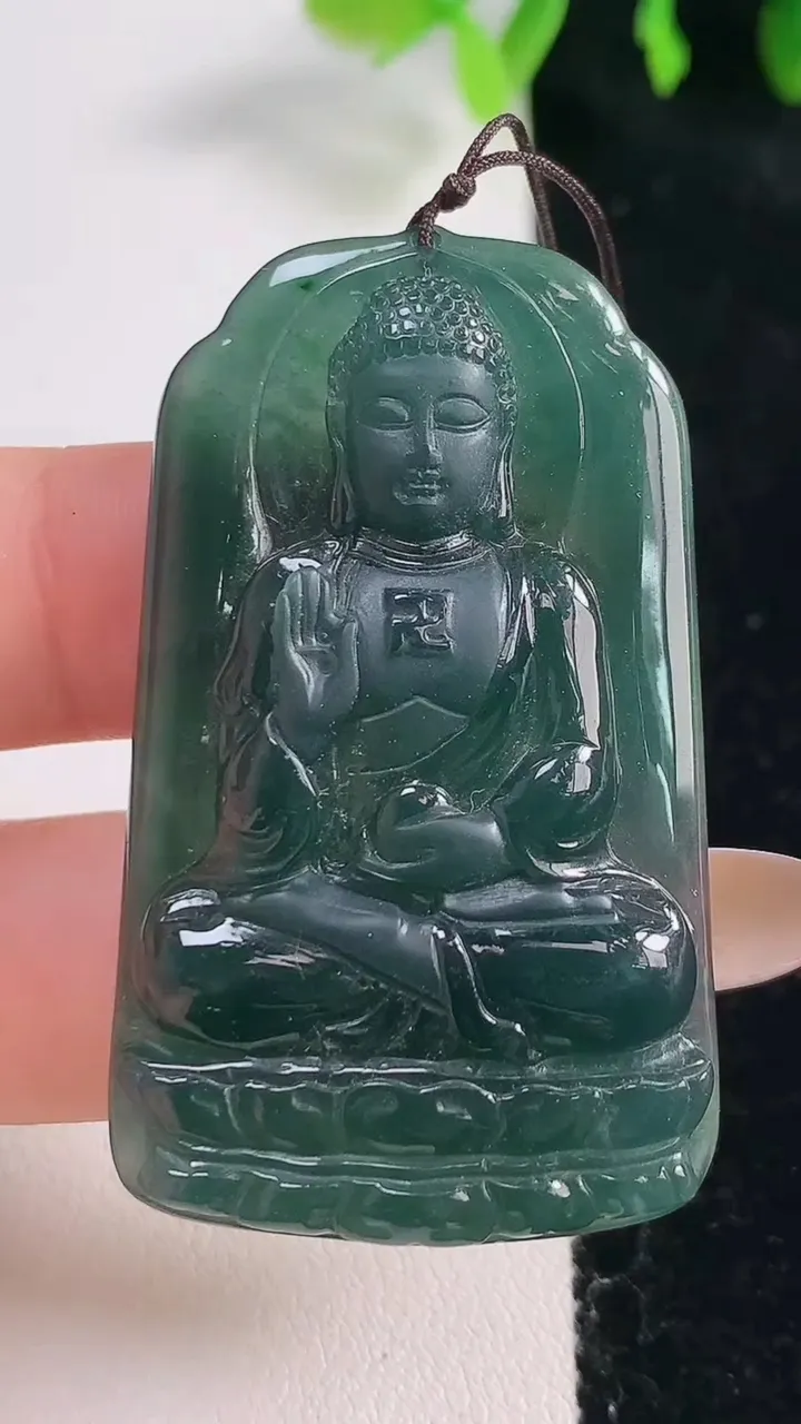 天然A货翡翠阿弥陀佛吊坠，尺寸49.8-28.8-6.5，重量:18.86g
10月30日