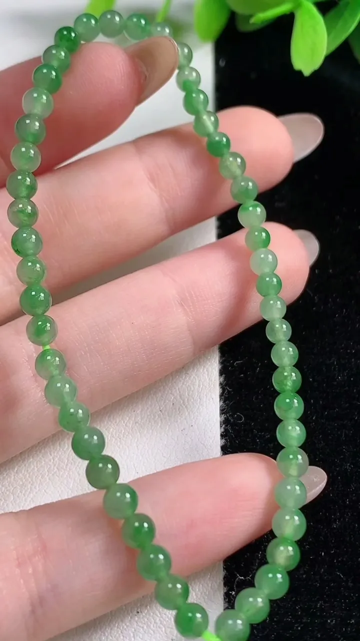 天然A货翡翠小米珠手串，尺寸4，重:5.02g10月30日
工厂直销收藏佳品,种好水足，色泽均匀，有