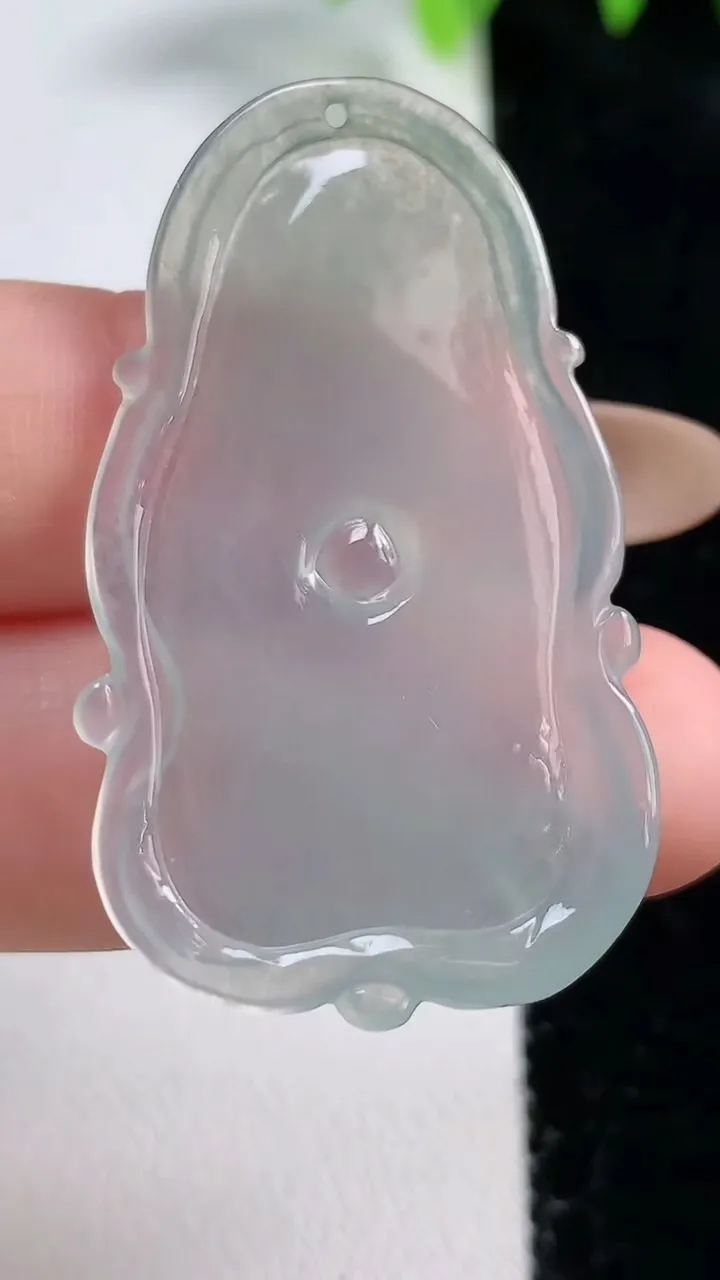 天然A货翡翠和和美美 荷叶吊坠，尺寸42-23.7-3.5，重量:6.89g
10月30日