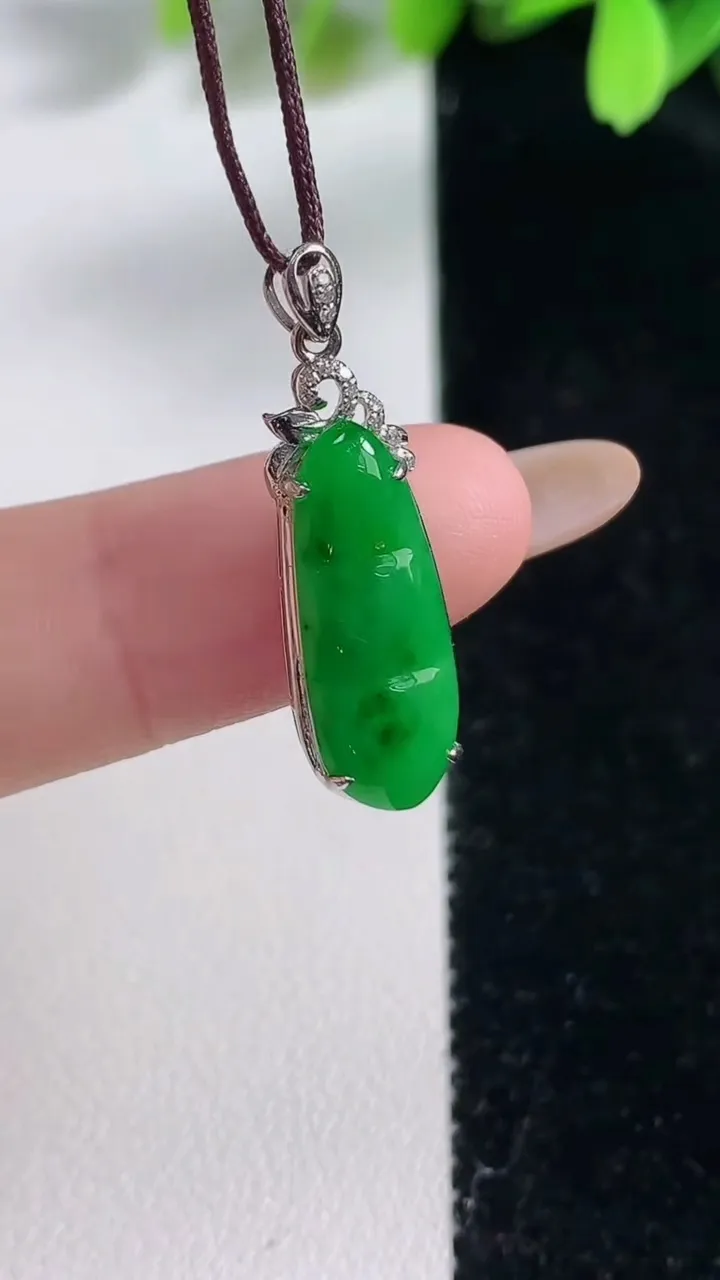 天然A货翡翠福豆吊坠，尺寸 27.3-8.3-4.6，裸石20-7.3重:1.72g
10月30日