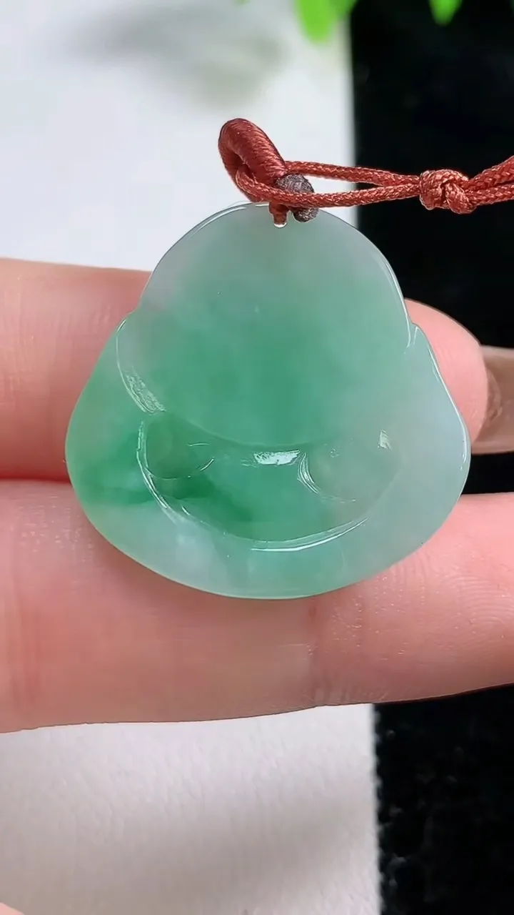 天然A货翡翠佛公吊坠，尺寸26.4-26.6-4.5，重量:5.66g
10月30日