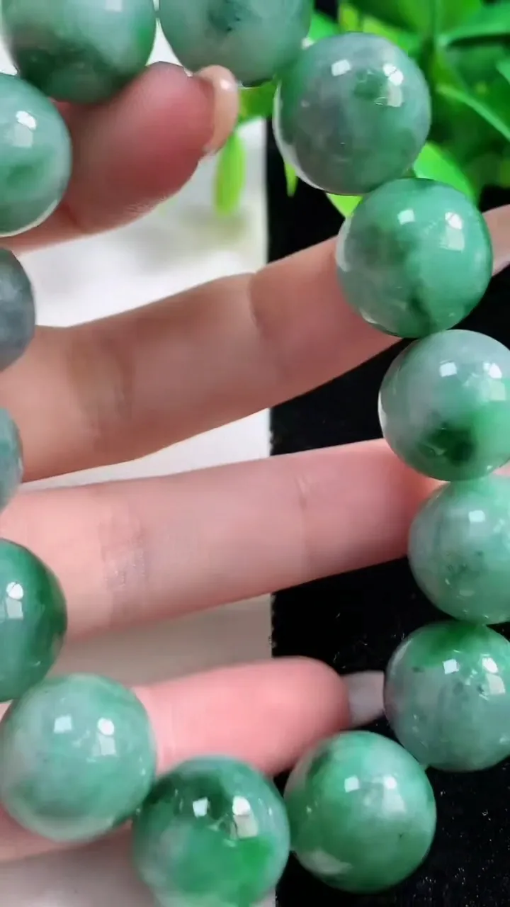 天然A货翡翠圆珠手串，尺寸15.3-14颗，重量:84.36g10月30日
工厂直销收藏佳品,种好水足，色泽均匀，有种有色，上手高大气！