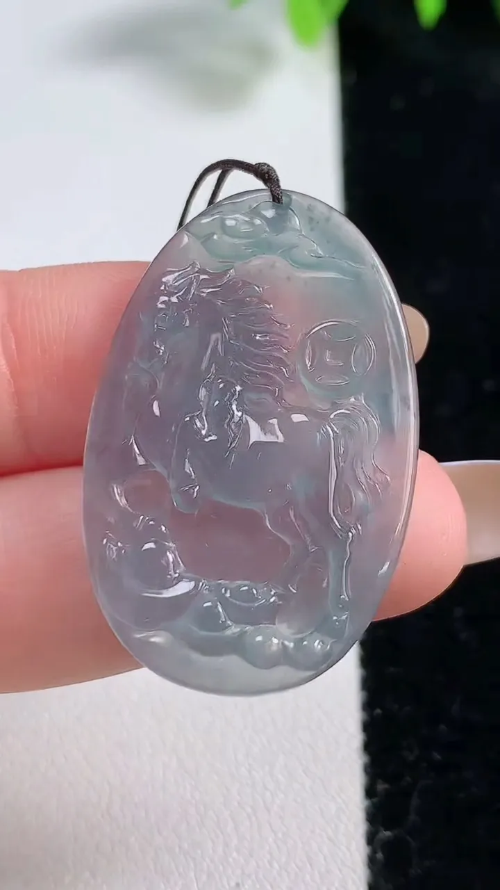天然A货翡翠冰种蓝水生肖马吊坠，尺寸36-23-3，重量:4.94g
10月30日