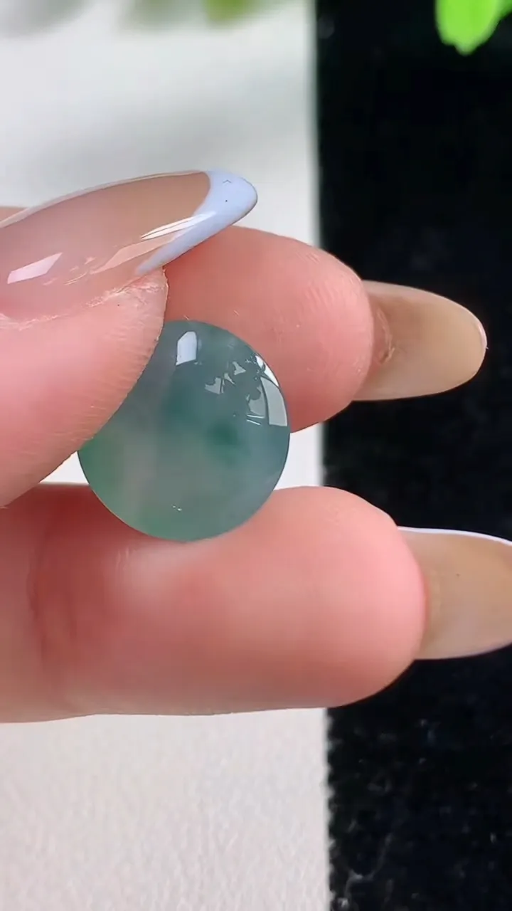 天然A货翡翠飘花蛋面镶嵌件，尺寸13.2-7，重:1.84g
10月30日