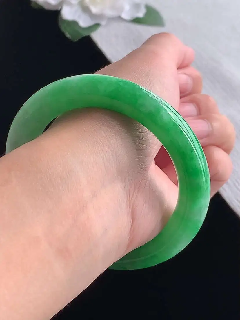 a货翡翠老坑冰种飘绿圆条手镯55-56圈口  尺寸55.5×11mm 重量67.58g 1028