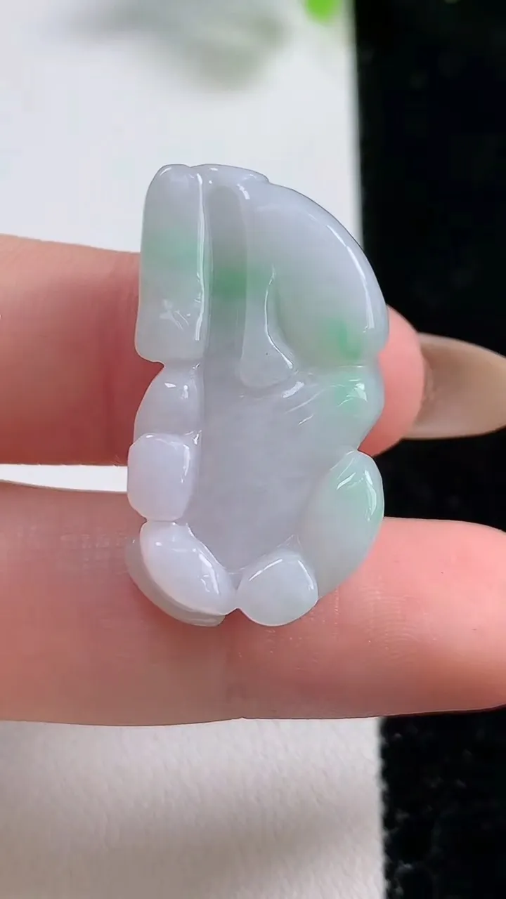 天然A货翡翠生肖牛吊坠，尺寸30-16.7-7.2，重量:8.03g
10月30日