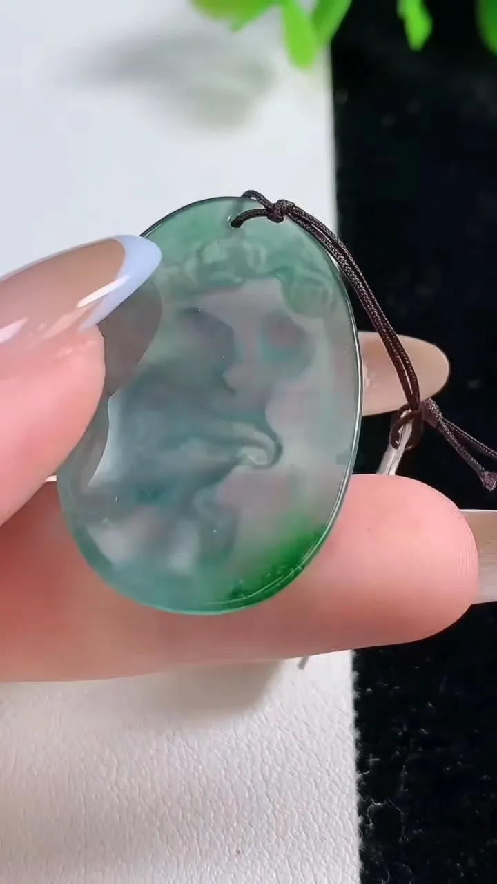 天然A货翡翠生肖猴吊坠，尺寸36.5-22.3-3.4，重量:5.18g
10月30日