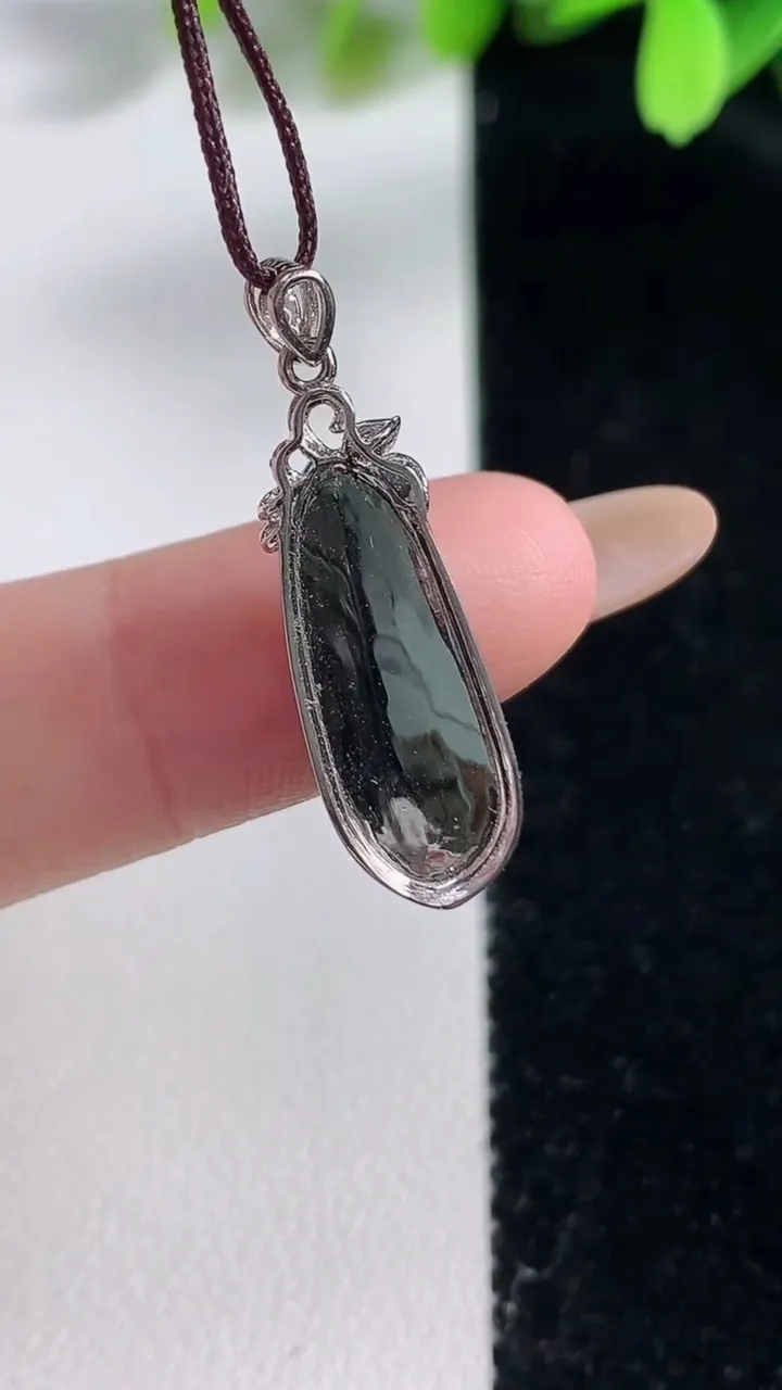 天然A货翡翠福豆吊坠，尺寸 27.3-8.3-4.6，裸石20-7.3重:1.72g
10月30日