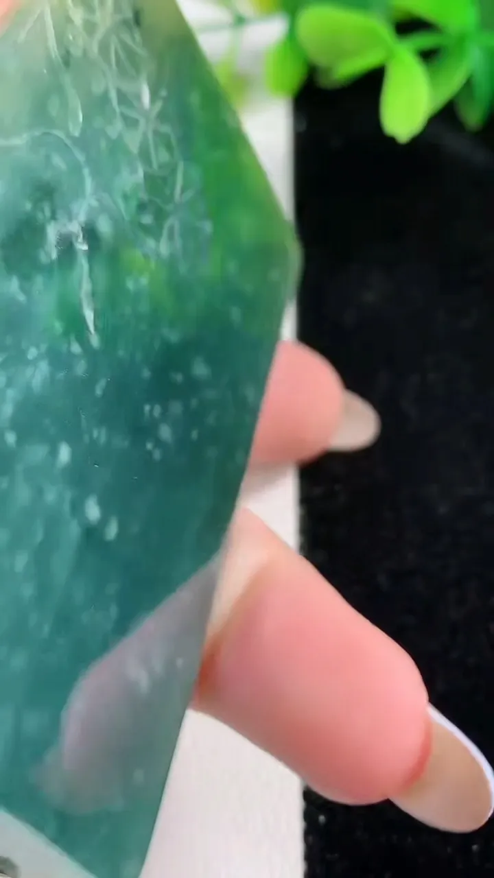 天然A货翡翠蓝水双彩山水牌吊坠，尺寸75-48-13.8，重:102.98g
10月30日