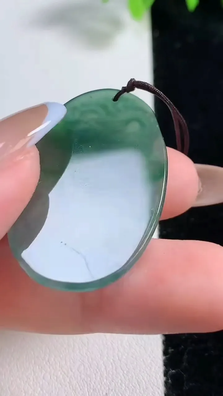 天然A货翡翠龙牌吊坠，尺寸37.8-24.4-3.3，重量:6.18g
10月30日