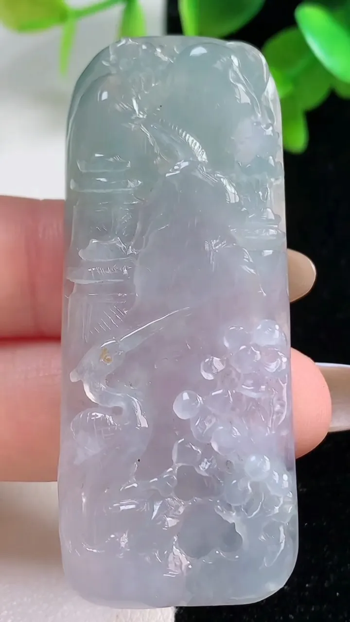 天然A货翡翠冰种春带彩 紫罗兰山水牌吊坠，尺寸58.2-23.7-6.3，重量:22.05g
10月