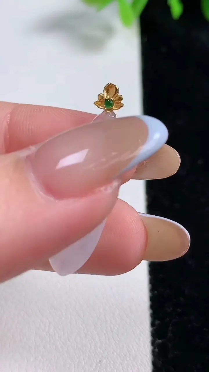 天然A货翡翠种白冰福瓜吊坠，尺寸27.4-8.4-4.9，重量:2.38g
10月30日