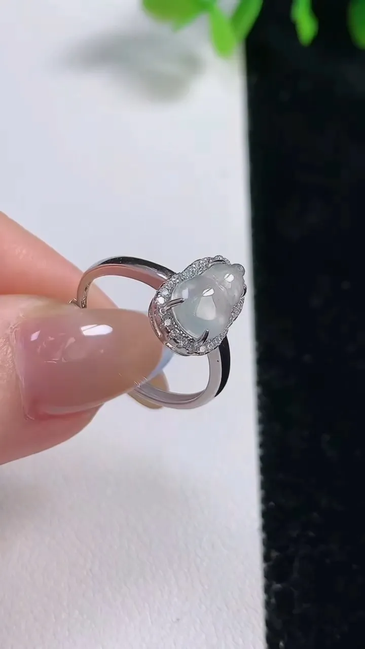 天然A货翡翠种飘花葫芦戒指，尺寸9.7-6.2，重量:1.74g2025年10月30日
工厂直销收藏佳品,种好水足，色泽均匀，有种有色，上手高大气！