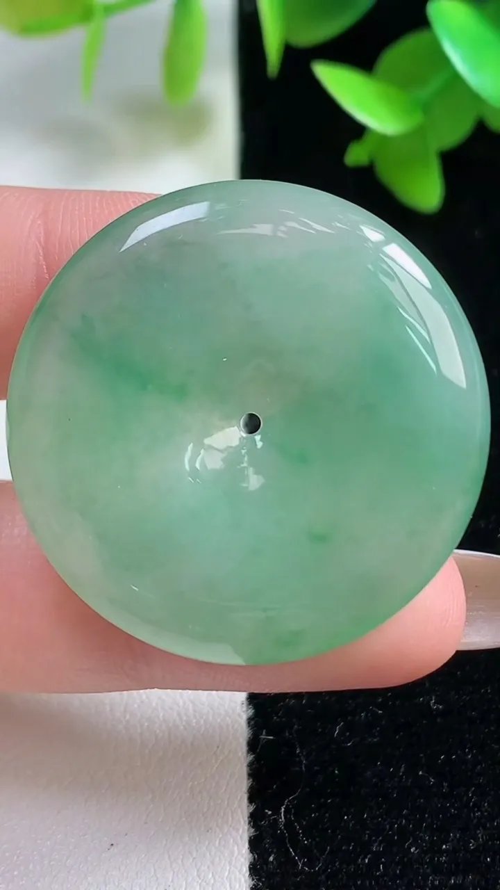 天然A货翡翠平安扣吊坠，尺寸34-5.6，重量:14.31g
10月30日