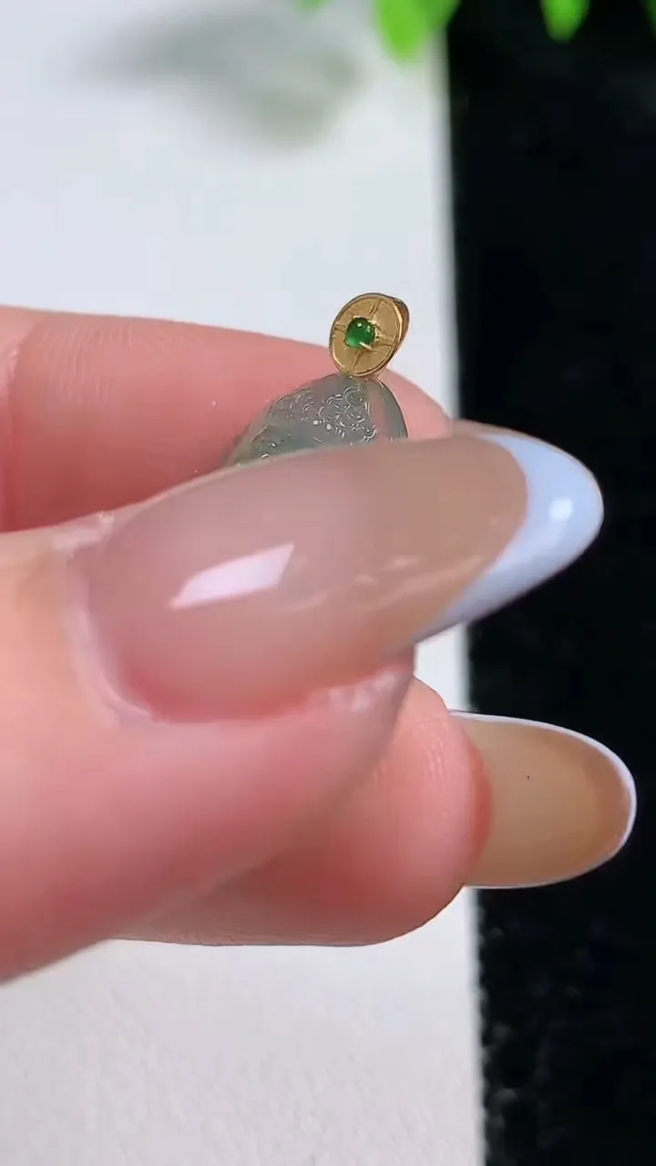 天然A货翡翠宝宝佛吊坠，尺寸26-16-4.8，重量:3.28g
10月30日