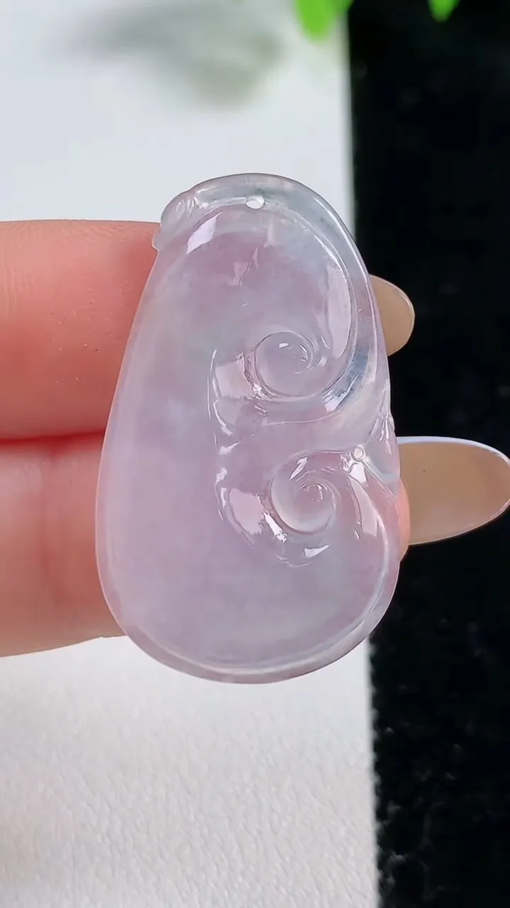 天然A货翡翠冰种紫罗兰如意吊坠，尺寸33.5-19-3，重量:3.79g
10月30日