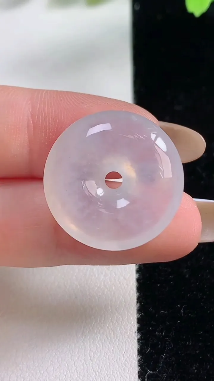 天然A货翡翠平安扣吊坠，尺寸22.5-6，重:5.85g
10月30日