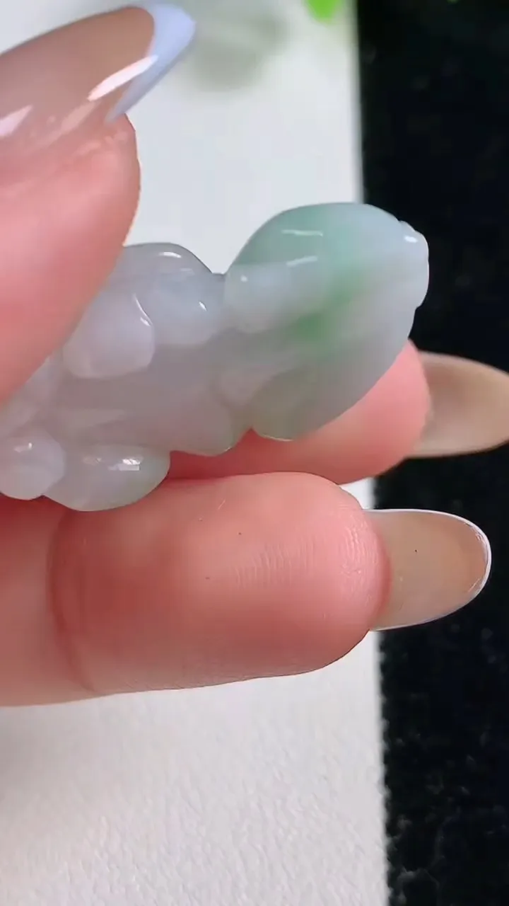 天然A货翡翠生肖牛吊坠，尺寸30-16.7-7.2，重量:8.03g
10月30日