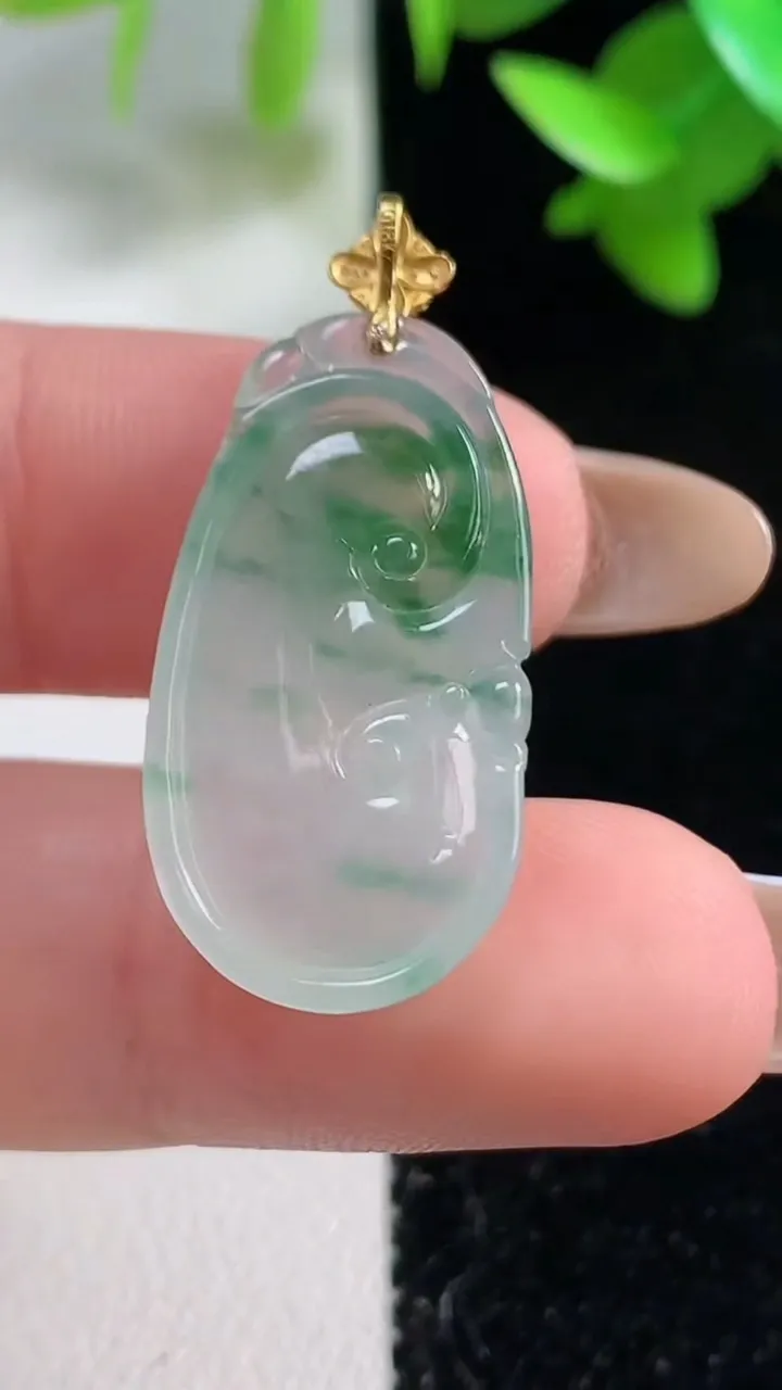 天然A货翡翠如意吊坠，尺寸24.8-14-4.6，重量:3.45g
10月30日