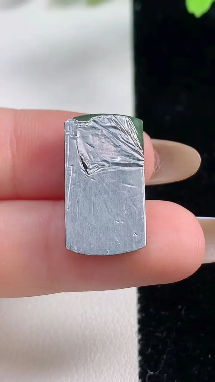 天然A货翡翠马鞍戒面，尺寸21.7-12-4.2，重:3.08g2025年10月30日
工厂直销收藏佳品,种好水足，色泽均匀，有种有色，上手高大气！