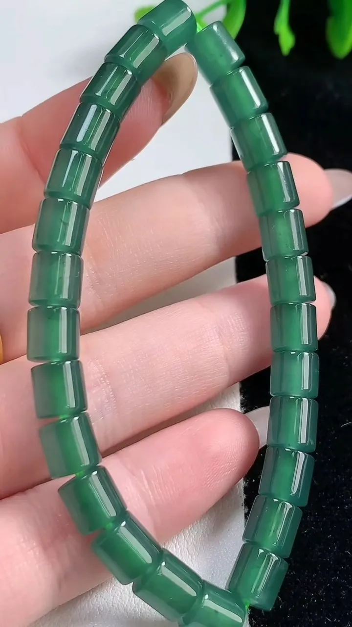 天然A货翡翠种蓝水路路通手串，尺寸6.7-6.9-26颗，重量:20.11g10月30日
工厂直销收藏佳品,种好水足，色泽均匀，有种有色，上手高大气！