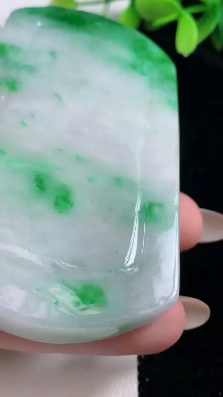 天然A货翡翠山水牌吊坠，尺寸74.3-45.7-13.2，重:96.15g
10月30日