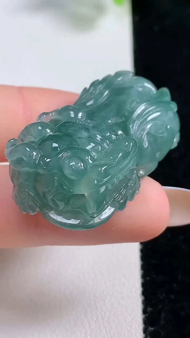 天然A货翡翠霸王貔貅吊坠，尺寸37.4-20.8-12.3，重量:22.40g
10月30日