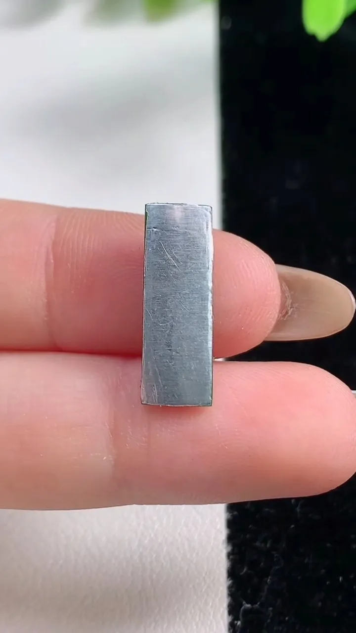 天然A货翡翠马鞍戒面，尺寸19-6.7-1.7，重:0.60g2025年10月30日
工厂直销收藏佳品,种好水足，色泽均匀，有种有色，上手高大气！