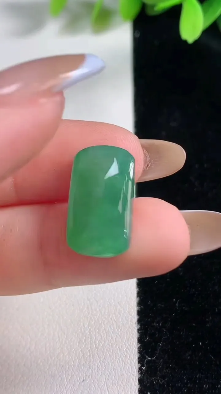 天然A货翡翠马鞍戒面，尺寸18.8-10.6-3.7，重:1.86g2025年10月30日
工厂直销