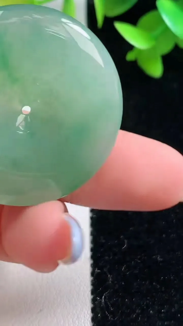 天然A货翡翠平安扣吊坠，尺寸34-5.6，重量:14.31g
10月30日