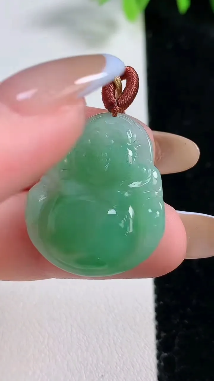 天然A货翡翠佛公吊坠，尺寸26.5-23-4.4，重量:4.82g
10月30日